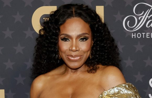 Sheryl Lee Ralph Kicked Off the Super Bowl in Super Glossy Lips and Shimmery Gold Eyeshadow — See the Photos