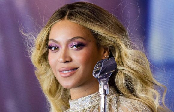 Beyoncé Made Green Eyeshadow With Red Nail Polish Chic, Not Christmasy — SEE PHOTOS